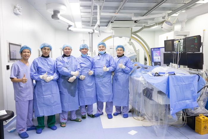 Các bác sĩ Viện Tim mạch - Bệnh viện 19-8 thực hiện ca can thiệp mạch vành trình chiếu trước hội nghị quốc tế từ phòng can thiệp của bệnh viện.