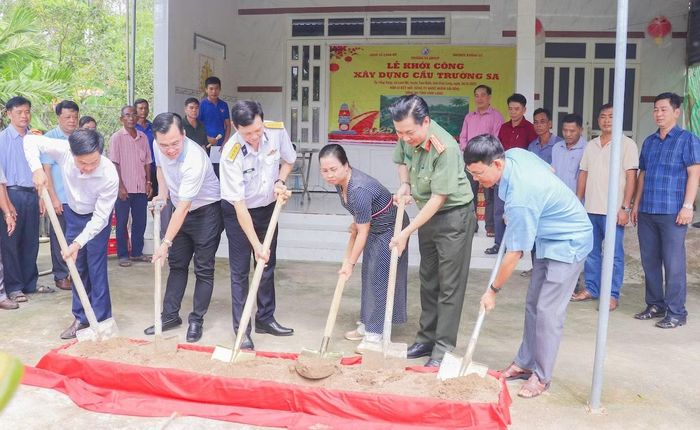  Phòng An ninh chính trị nội bộ phối hợp, khởi công xây dựng cầu nông thôn. 