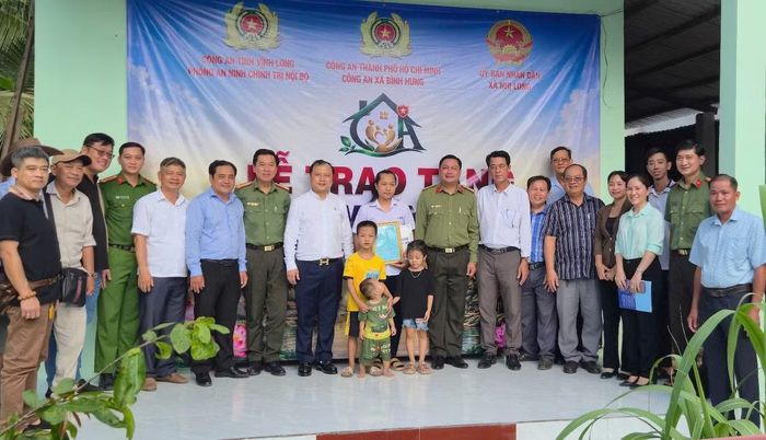 Phòng An ninh chính trị nội bộ trao "Mái ấm bình yên" cho các hoàn cảnh khó khăn.