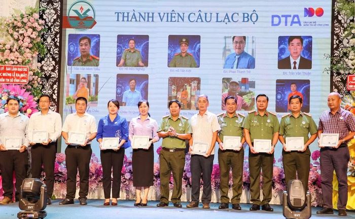 Đại tá Trần Quốc Phục, Phó Giám đốc Công an tỉnh Vĩnh Long trao chứng nhận cho các thành viên Câu lạc bộ Niềm tin số tỉnh Vĩnh Long.