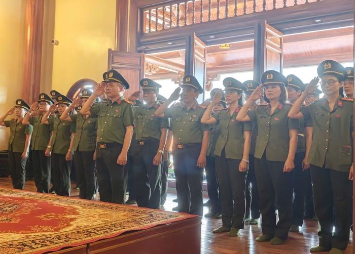 Các đại biểu chụp ảnh lưu niệm tại Khu Anh hùng Liệt sĩ Công an nhân dân Bùi Thị Cúc (xã Xuân Trúc, tỉnh Hưng Yên).