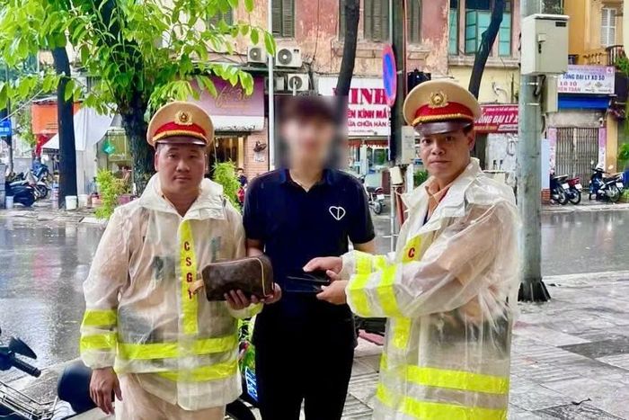 Tổ công tác bàn giao tài sản cho anh N.Đ.P .