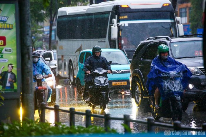 Do mưa lớn, mật độ phương tiện tăng nhanh trên các tuyến chính