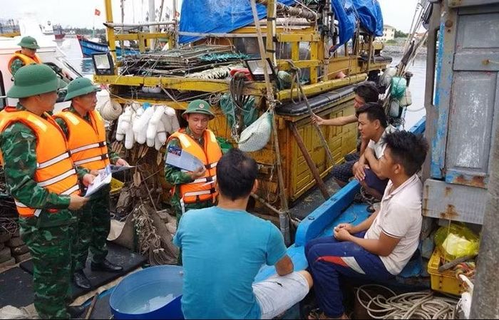 Bộ đội Biên phòng tỉnh Quảng Trị kiểm tra các tàu cá trên địa bàn để hướng dẫn thực hiện nghiêm túc các chỉ đạo của UBND tỉnh về chống khai thác IUU và phòng chống thiên tai.