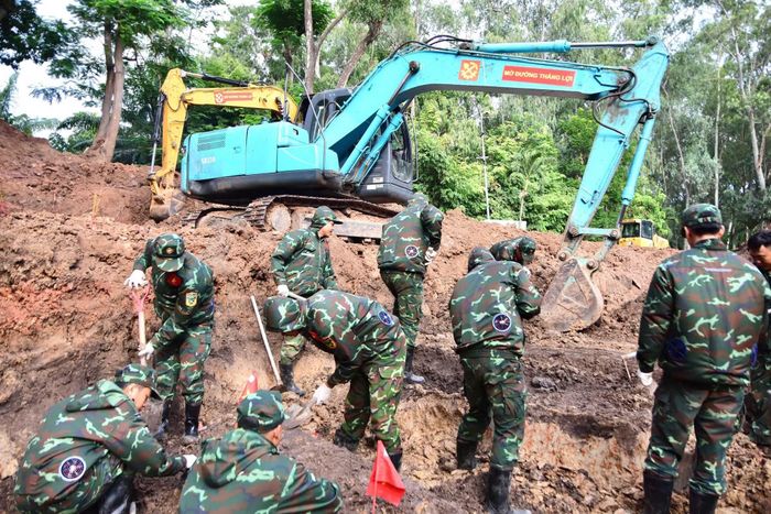 Lực lượng làm nhiệm vụ xử lý hơn 500m³ đất, đồng thời tiếp tục mở rộng phạm vi tìm kiếm tại Khu B.
