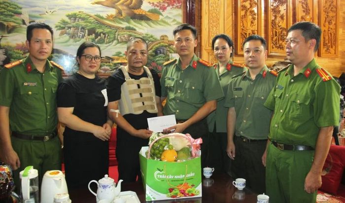 Đoàn công tác thăm hỏi, động viên, chia sẻ với đồng chí Đỗ Đức Tuấn và gia đình.