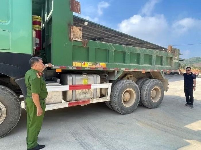 Cán bộ Công an rà soát, kiểm tra các phương tiện