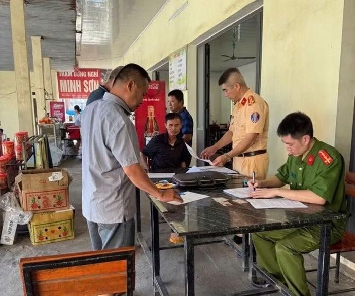 Công an xã Tuấn Sơn phối hợp lực lượng CSGT lập biên bản xử lý chủ phương tiện vi phạm.