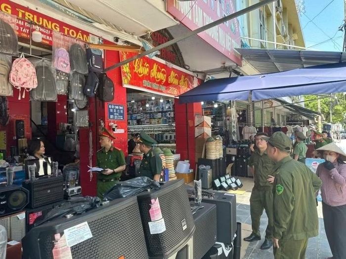 Công an xã Hoàng Văn Thụ phối hợp với các lực lượng chức năng kiểm tra nhắc nhở các hộ kinh doanh tại khu vực Chợ cửa khẩu Tân Thanh không lấn chiếm vỉa hè lòng đường.
