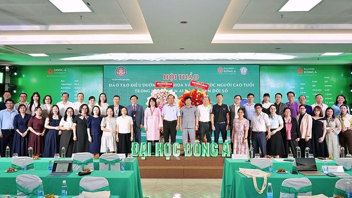 Đại biểu tham dự hội thảo "Đào tạo điều dưỡng lão khoa và chăm sóc người cao tuổi trong kỷ nguyên AI và chuyển đổi số".