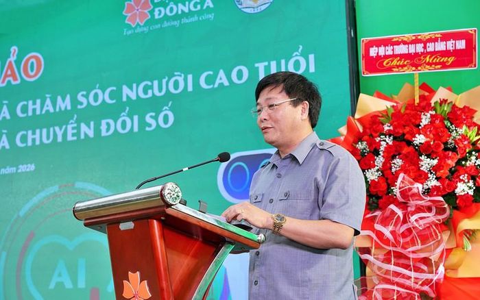 Thầy thuốc nhân dân, TS.BS Trương Tuấn Anh, Hiệu trưởng Trường Đại học Điều dưỡng Nam Định phát biểu chia sẻ tại hội thảo.