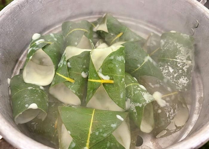 Bánh lá được ghim lại cố đinh rồi hấp chín. Ảnh: Thu Lê