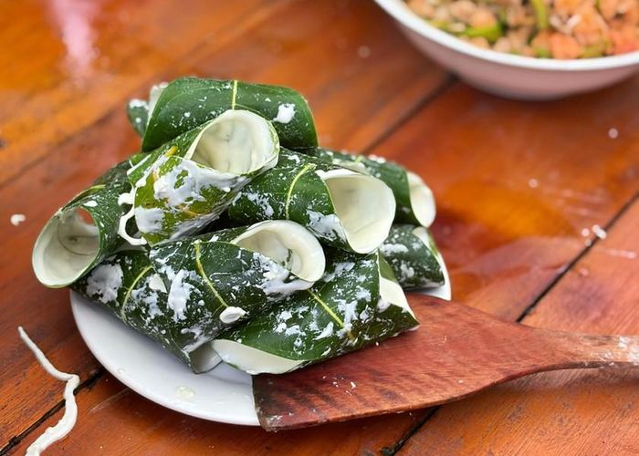 Cuộn tròn và ghim lại cho cố định chiếc bánh. Ảnh: Thu Lê