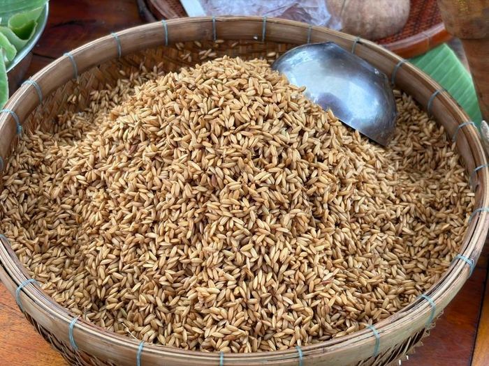 Thóc được sơ chế dành cho món cốm dẻo. Ảnh: Thu Lê