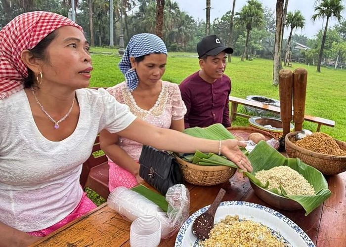 Từng công đoạn được đồng bào Khmer vừa làm, vừa giới thiệu với du khách. Ảnh: Thu Lê