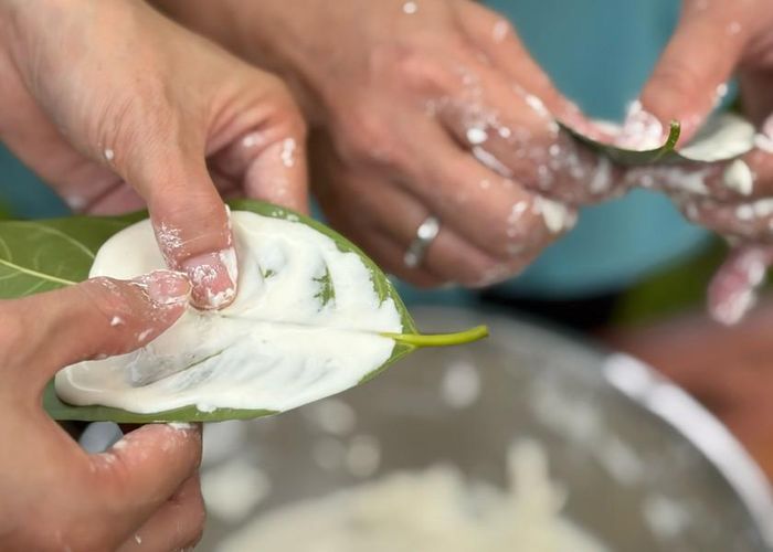 Bột gạo nhào lọc kỹ rồi phết lên mặt sau của lá mít sao cho sau khi hấp bóc bánh ra, những đường gân lá hằn trên miếng bánh chín. Ảnh: Thu Lê