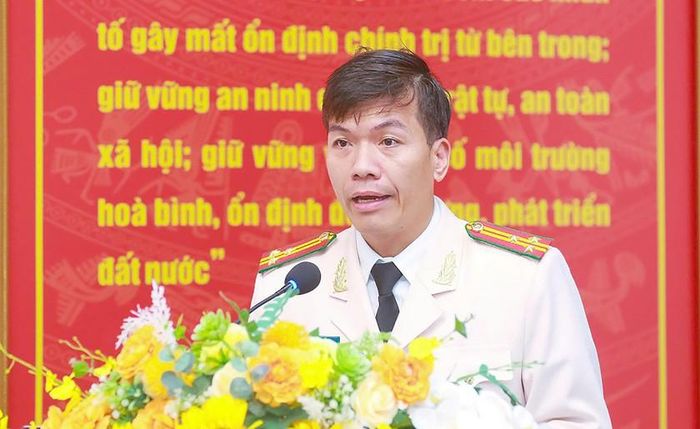 Thượng tá Bùi La Sơn tân Hiệu trưởng Trường Văn hóa Công an nhân dân VI phát biểu nhận nhiệm vụ. Ảnh: Công an Nghệ An