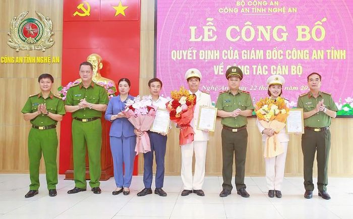 Ban Thường vụ Đảng ủy, Lãnh đạo Công an tỉnh Nghệ An và đại diện lãnh đạo Sở Giáo dục và Đào tạo Nghệ An tặng hoa chúc mừng Ban Giám hiệu Nhà trường. Ảnh: Công an Nghệ An