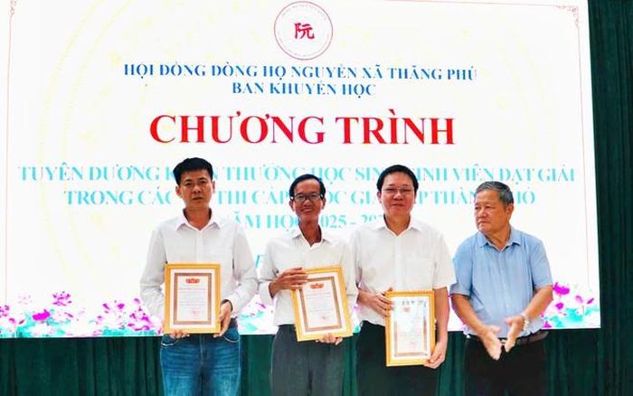 Dòng họ Nguyễn xã Thăng Phú, Đà Nẵng khen thưởng học sinh, sinh viên đạt giải các kỳ thi và biểu dương người đóng góp cho công tác khuyến học. 