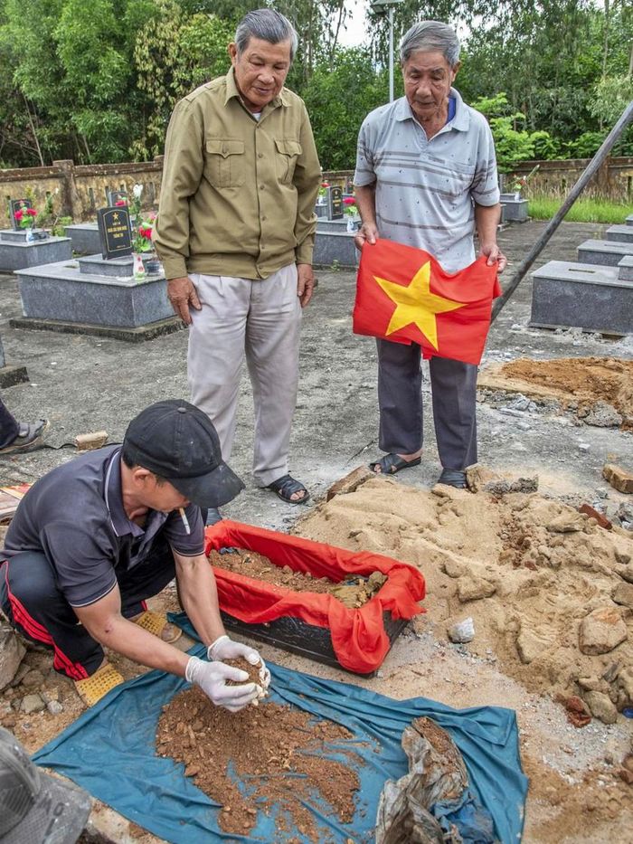 Cựu chiến binh Phạm Văn Kiệt (bên trái) và Lại Vũ Yên (bên phải). Ảnh: Lê Văn Chương