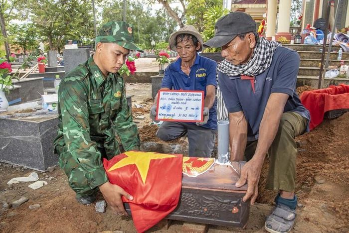 Các mộ liệt sĩ sau khi thu lấy mẫu sẽ được chôn cất trở lại. Ảnh: Lê Văn Chương