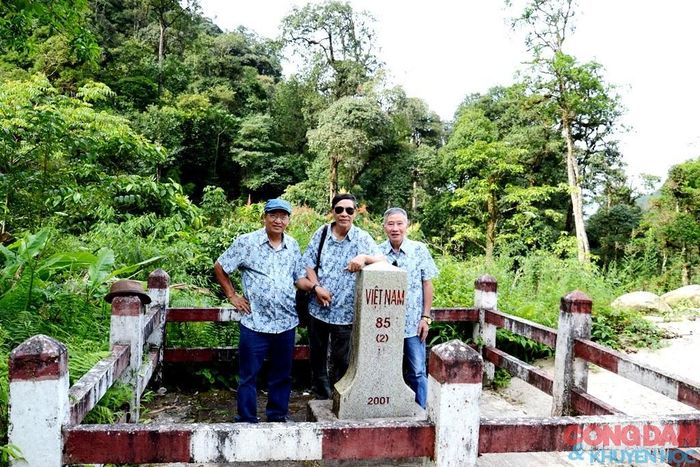 Du khách trải nghiệm bên cột mốc biên giới thuộc địa phận tỉnh Lào Cai. Ảnh: Quốc Hồng