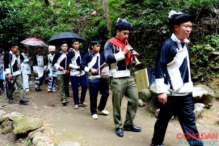 Đoàn nhà trai người dân tộc Dao đỏ đến rước dâu nhà gái. Ảnh: Quốc Hồng