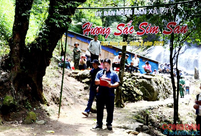 Lãnh  đạo xã Y Tý khai mạc Chương trình "Hương sắc Sim San" 2026 ngay tại chân thác Hồng Ngài mát lạnh. Ảnh: Quốc Hồng