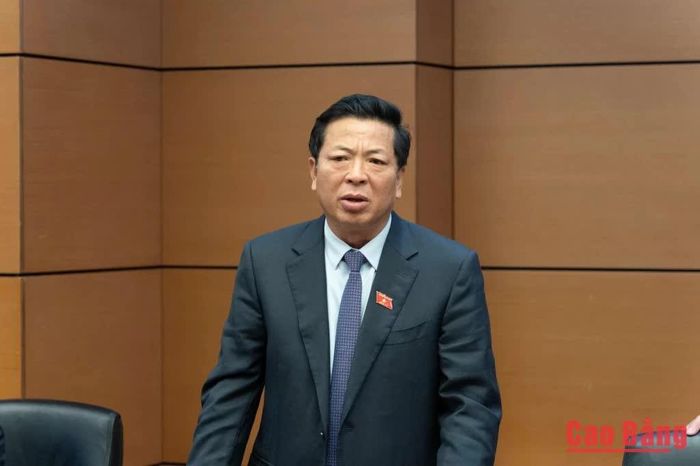  Đại biểu Trần Hồng Minh, Ủy viên Trung ương Đảng, Bộ trưởng Bộ Xây dựng phát biểu tại tổ.