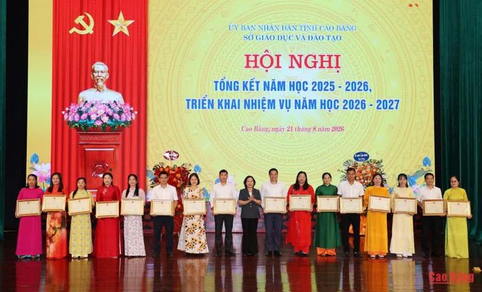 Phó Chủ tịch UBND tỉnh Hà Nhật Lệ trao bằng khen của Chủ tịch UBND tỉnh cho các giáo viên tiêu biểu đang công tác tại các vùng có điều kiện kinh tế - xã hội đặc biệt khó khăn trên địa bàn tỉnh.