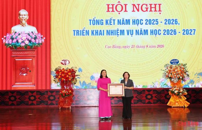 Thừa ủy quyền của Thủ tướng Chính phủ, Phó Chủ tịch UBND tỉnh Hà Nhật Lệ trao Bằng khen cho tập thể Trường THPT Nà Giàng có thành tích xuất sắc trong công tác từ năm học 2020 - 2021 đến năm học 2024 - 2025, góp phần vào sự nghiệp xây dựng chủ nghĩa xã hội và bảo vệ Tổ quốc.