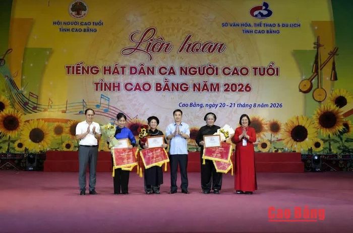 Ban Tổ chức trao giải nhất, nhì toàn đoàn tại liên hoan.