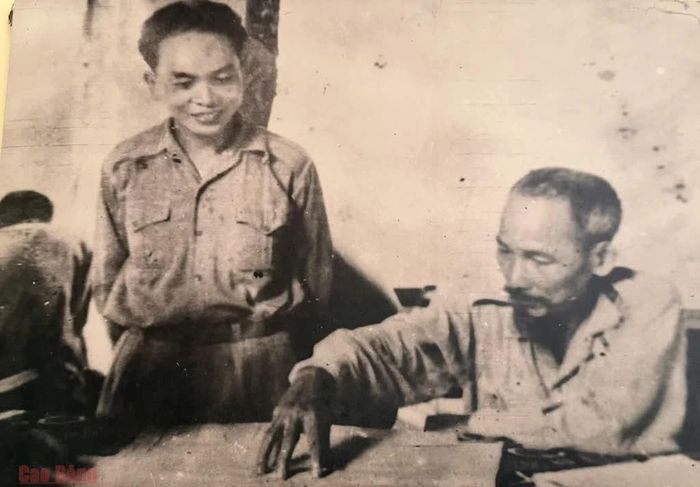 Đại tướng Võ Nguyên Giáp báo cáo Chủ tịch Hồ Chí Minh phương án đánh cứ điểm Đông Khê trong Chiến dịch Biên giới 1950. Ảnh: T.L