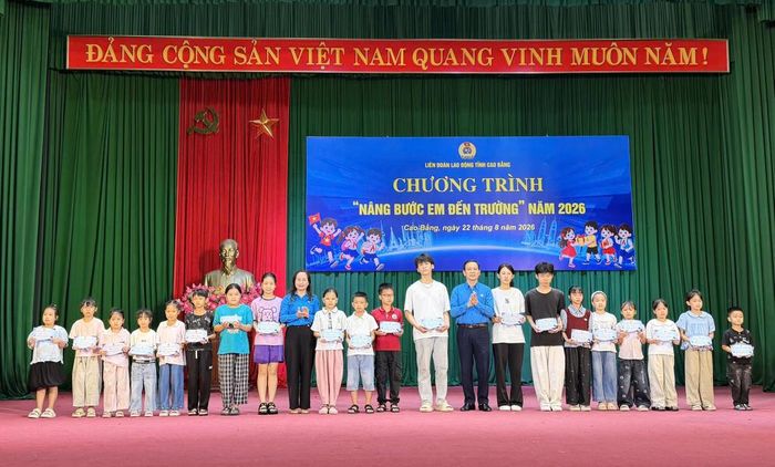 LĐLĐ tỉnh tặng học bổng cho con, em đoàn viên, người lao động hoàn cảnh đặc biệt khó khăn đạt thành tích cao trong học tập.