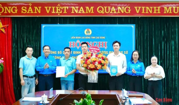 Liên đoàn Lao động tỉnh tặng hoa chúc mừng Công đoàn cơ sở Công ty cổ phần di chuyển xanh Đông Bắc chi nhánh Cao Bằng.
