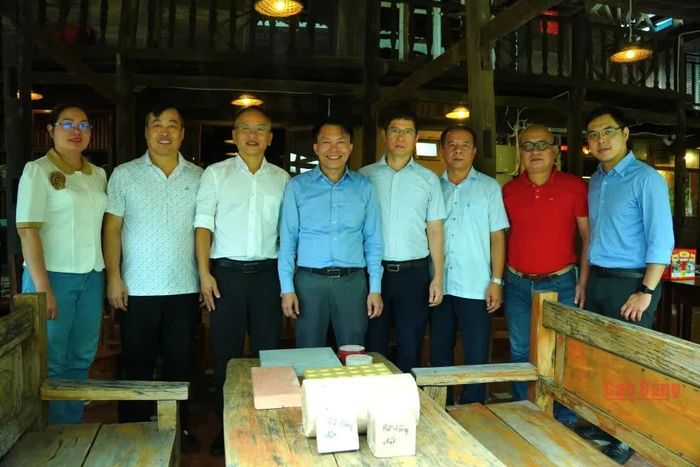 Phó Chủ tịch Thường trực UBND tỉnh Lương Tuấn Hùng cùng đoàn chuyên gia Trường Đại học Xây dựng và các đơn vị liên quan chụp ảnh lưu niệm.