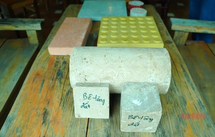 Các mẫu sản phẩm bê tông để tạo thành kết cấu móng đường ổn định, chống thấm tốt và ít bị mài mòn được giới thiệu tại buổi làm việc.