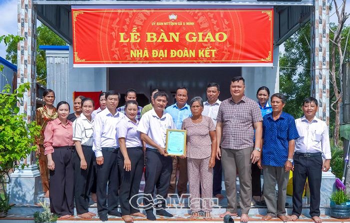 Ông Bùi Minh Hải, Phó Chủ tịch Uỷ ban MTTQ Việt Nam tỉnh Cà Mau (thứ năm từ trái sang), dự lễ bàn giao nhà Đại đoàn kết cho hộ bà Trần Thị Hiểm (ấp Công Điền, xã U Minh).