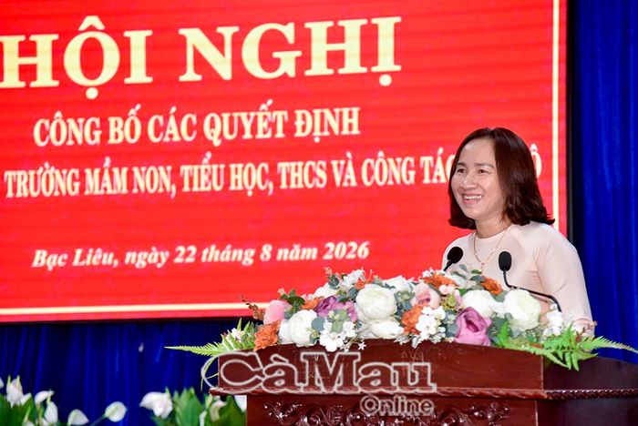 Bà Trần Kim Thi, Hiệu trưởng Trường THCS Võ Thị Sáu, thay mặt lãnh đạo các trường sau sắp xếp bày tỏ quyết tâm thực hiện tốt nhiệm vụ, góp phần nâng cao chất lượng giáo dục của phường.