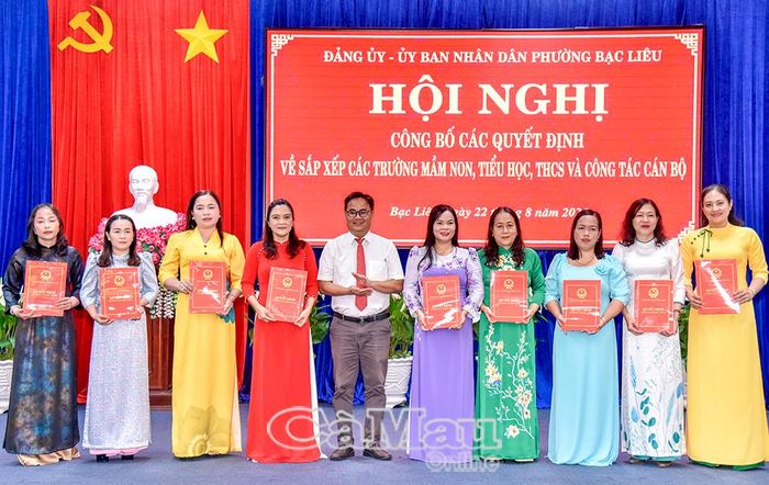 Đồng chí Trương Công Điện, Phó Bí thư Thường trực Đảng uỷ phường Bạc Liêu, trao quyết định cho viên chức quản lý các trường Mầm non Hoa Sen và Mầm non Hoa Mai.