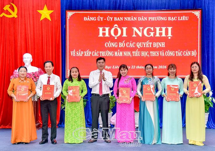 Chủ tịch UBND phường Bạc Liêu Lê Việt Xô trao quyết định bổ nhiệm viên chức quản lý các trường Tiểu học Kim Đồng và Tiểu học Phùng Ngọc Liêm.