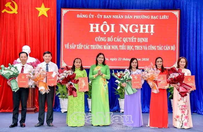 Đồng chí Tô Việt Thu, Uỷ viên Ban Thường vụ Tỉnh uỷ, Bí thư Đảng uỷ, Chủ tịch HĐND phường Bạc Liêu, trao quyết định thành lập các trường sau sắp xếp.