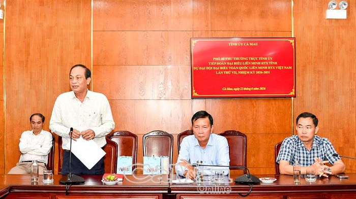 Chủ tịch Liên minh HTX tỉnh Cà Mau Nguyễn Văn Vũ thông tin tình hình hoạt động của khu vực kinh tế tập thể và chương trình của đoàn đại biểu tại Đại hội.