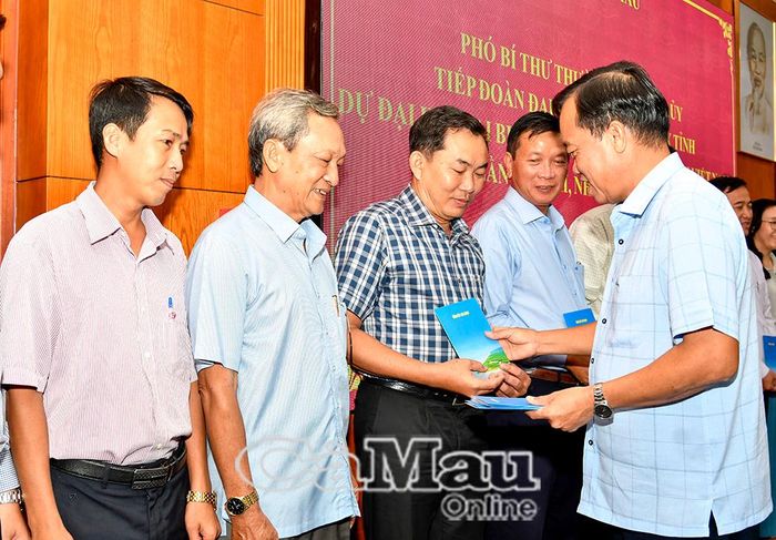 Phó Bí thư Thường trực Tỉnh uỷ Huỳnh Quốc Việt tặng quà, chúc đoàn đại biểu Cà Mau đoàn kết, trách nhiệm, hoàn thành tốt nhiệm vụ tại Đại hội.