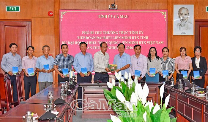 Đoàn đại biểu Liên minh HTX tỉnh Cà Mau tặng quà lưu niệm Phó Bí thư Thường trực Tỉnh uỷ Huỳnh Quốc Việt tại buổi gặp gỡ.