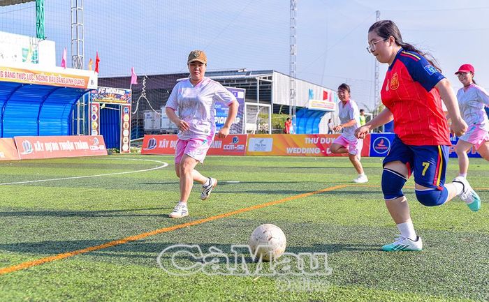 Các nữ cầu thủ tranh tài sôi nổi tại giải.