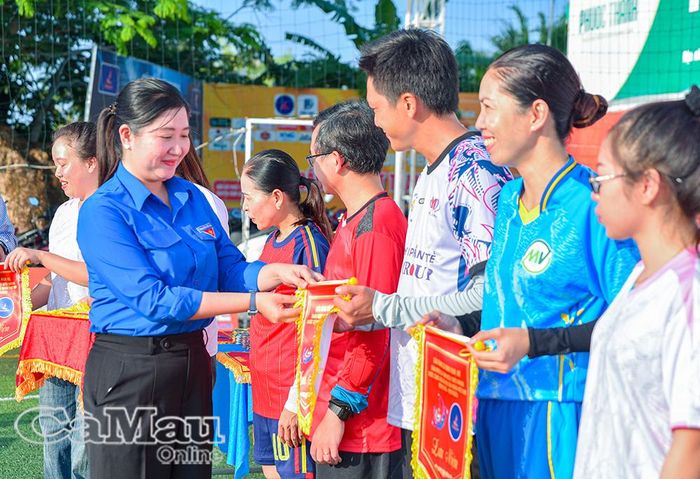 Chị Nguyễn Thị Thuý Duy, Phó Bí thư Tỉnh đoàn Cà Mau, trao cờ lưu niệm cho các đội bóng.