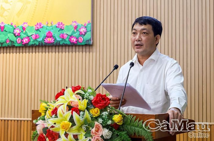 Giám đốc Sở Nội vụ tỉnh Cà Mau Nguyễn Minh Nhứt thông qua đề án thành lập 13 phường.