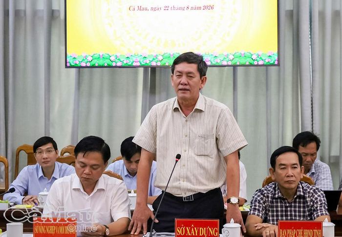 Giám đốc Sở Xây dựng tỉnh Cà Mau Dư Minh Hùng trao đổi, làm rõ các tiêu chuẩn thành lập phường.