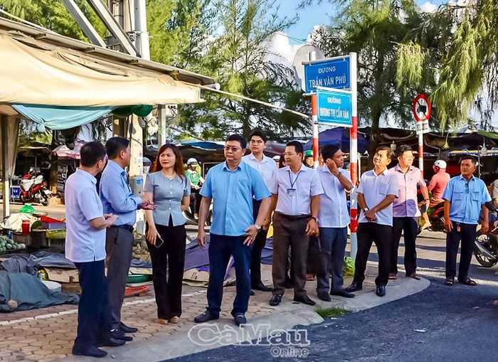 Ngày 21/8, Đoàn công tác liên ngành Bộ Nội vụ đã khảo sát thực tế tại 13 xã dự kiến thành lập phường. (Trong ảnh: Đoàn khảo sát hạ tầng tại khu vực chợ xã Đầm Dơi.)